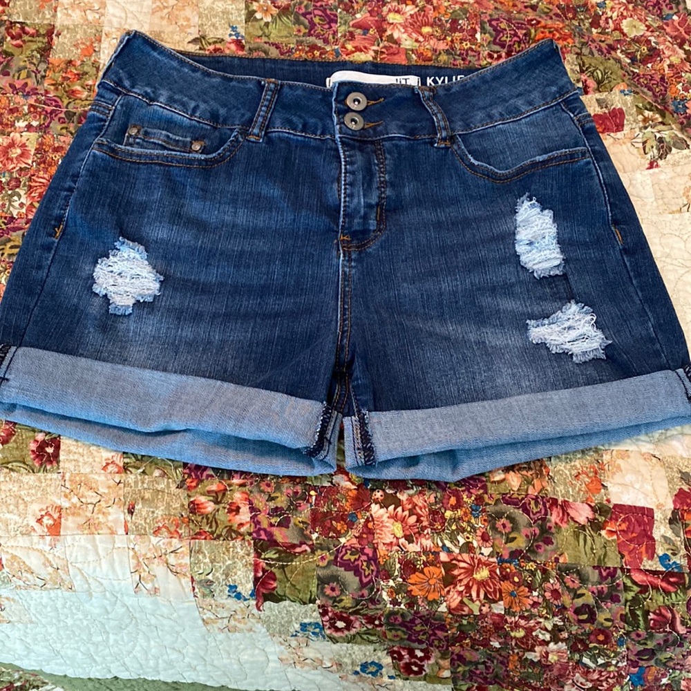 IT distressed shorts. Kylie high rise curvy short size 4. Worn once